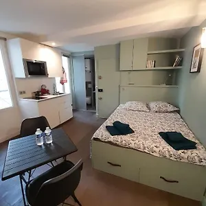  Appartement Studio équipé Métro Abbesses à Montmartre France